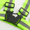 Arnés reflectante verde con cintas ajustables y tela de polyester